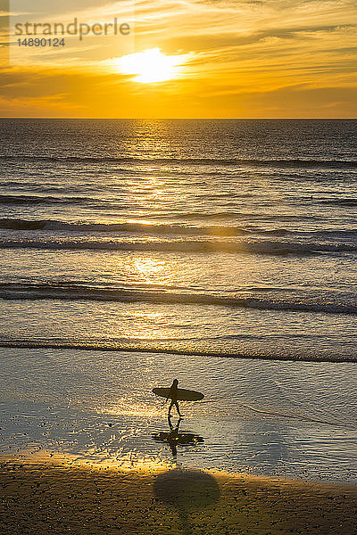 USA  Kalifornien  Del Mar  Surferin am Strand bei Sonnenuntergang