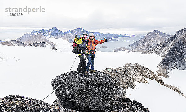 Grönland  Sermersooq  Kulusuk  Schweizer Alpen  Porträt glücklicher Bergsteiger auf dem Gipfel