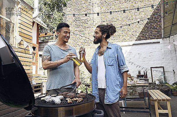 Freunde bereiten Fleisch für ein Barbecue im Hinterhof