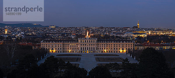 Österreich  Wien  Stadtbild mit Schloss Schönbrunn bei Nacht