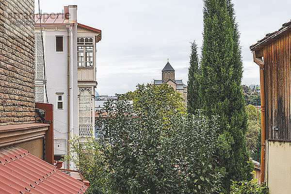 Georgien  Tiflis  Häuser im Badebezirk Abanotubani und Blick auf die Metekhi-Kirche