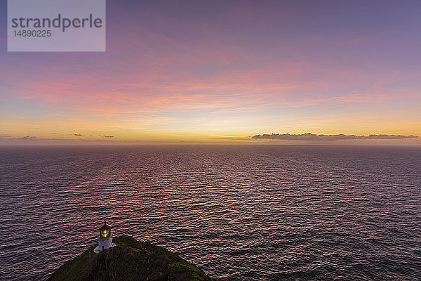 USA  Hawaii  Oahu  Honolulu  Blick vom Makapu'u Point  Leuchtturm vor Sonnenaufgang