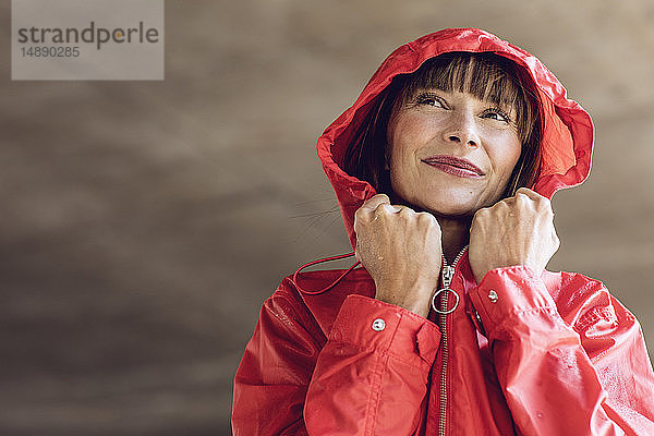 Frau im roten Regenmantel  Porträt