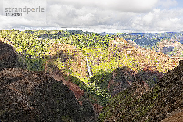 USA  Hawaii  Kaua'i  Waimea Canyon State Park  Blick auf die Waimea-Schlucht  Waipo'o Falls