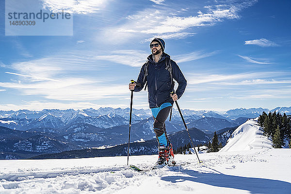 Deutschland  Bayern  Brauneck  Mann auf einer Skitour im Winter in den Bergen