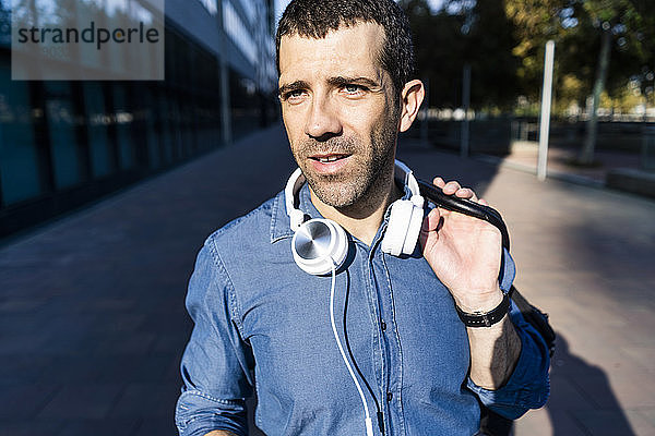 Porträt eines Mannes mit Kopfhörer