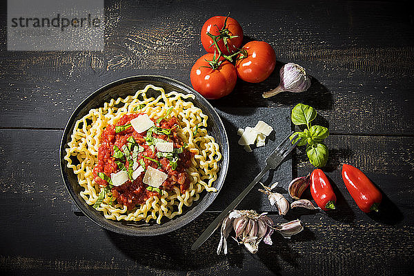 Pasta al Pomodoro  Fusilli lunghi mit Tomatensauce  Knoblauch  Basilikum  Parmesankäse und rotem Paprika