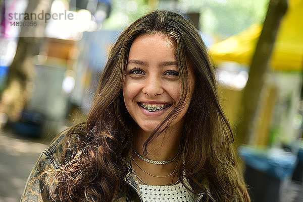 Porträt einer lachenden Teenagerin mit Zahnspange
