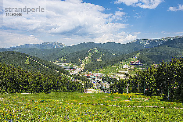 Ukraine  Karpaten  Blick über den Skiort Bukovel