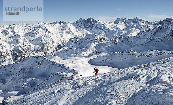 Schweiz  Bagnes  Cabane Marcel Brunet  Mont Rogneux  Frau auf einer Skitour in den Bergen beim Abfahrtslauf