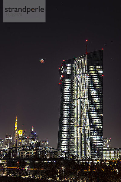 Deutschland  Frankfurt am Main  Blick auf die Europäische Zentralbank und die erleuchtete Skyline der Stadt bei der totalen Mondfinsternis
