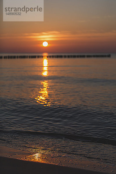 Deutschland  Mecklenburg-Vorpommern  Wustrow  Ostsee  Wellenbrecher bei Sonnenuntergang im Winter