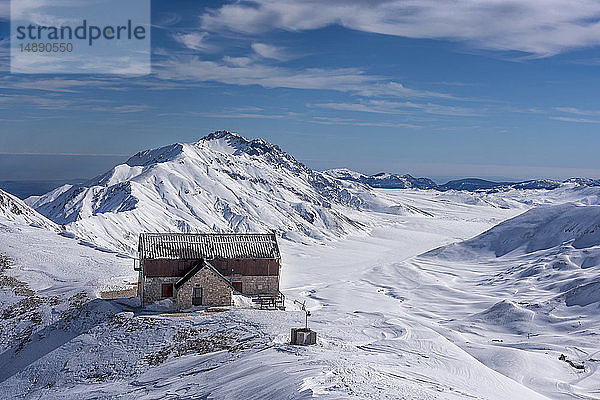 Italien  Abruzzen  Gran Sasso e Monti della Laga  Campo Imperatore und Duca degli Abruzzi Berghütte im Winter