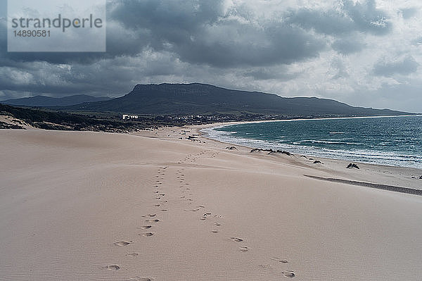 Spanien  Tarifa  Strand mit Fußspuren im Sand