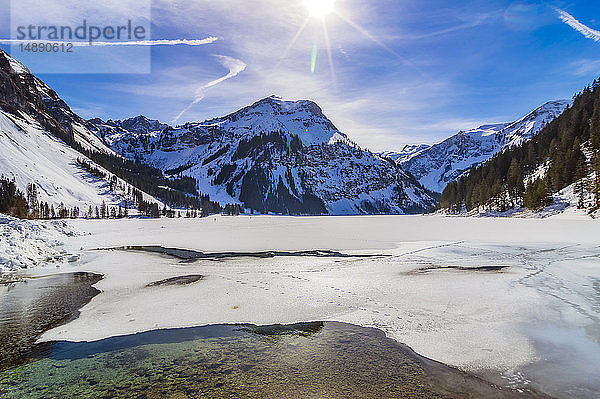 Österreich  Tirol  Tannheimer Tal  See im Winter