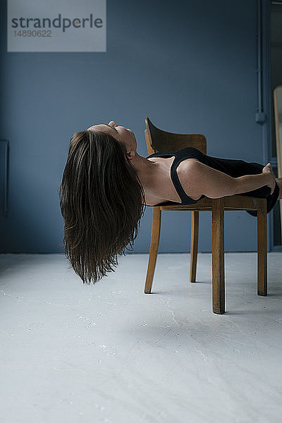 Frau schwebt auf Stuhl