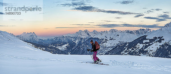 Schweiz  Bagnes  Cabane Marcel Brunet  Mont Rogneux  Frau Skitouren in den Bergen in der Abenddämmerung