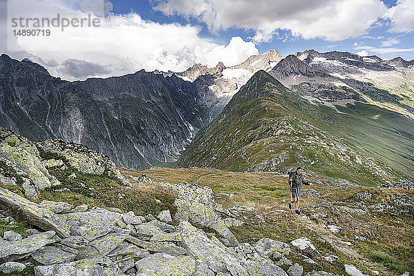 Schweiz  Wallis  Frau auf einer Wanderung in den Bergen Richtung Foggenhorn