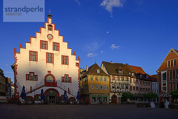 Deutschland  Bayern  Karlstadt  Rathaus und Marktplatz im Abendlicht