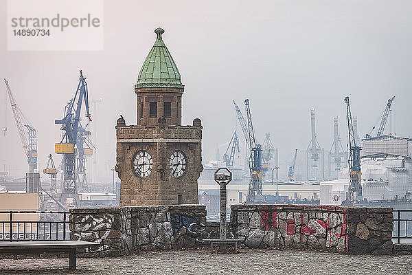 Deutschland  Hamburg  St. Pauli Landungsbrücken im Winter