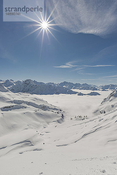 Deutschland  Allgäuer Alpen  Blick vom Zeigersattel zum wolkenverhangenen Seealpsee mit Hoefats im Hintergrund