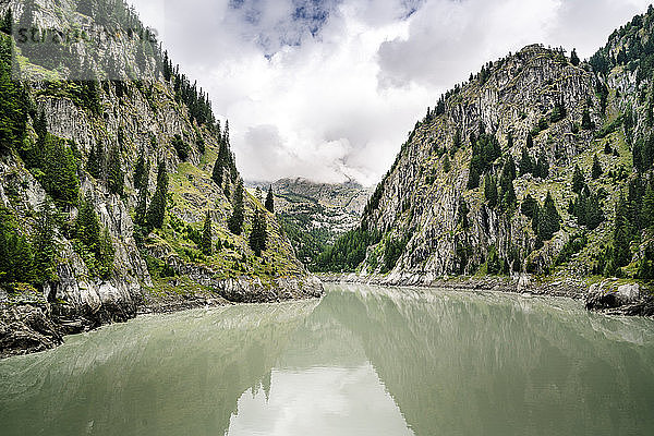 Schweiz  Wallis  Stausee in den Bergen