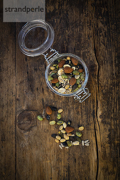 Einmachglas mit gerösteten Sojabohnen  Samen und Nüssen auf Holz