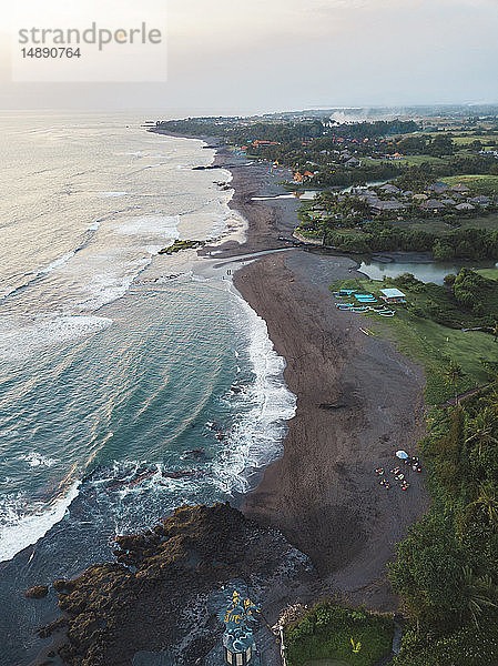 Indonesien  Bali  Luftaufnahme des Strandes von Pererenan  Gajah Mina-Statue