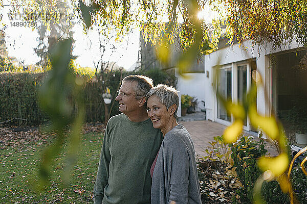 Glückliches älteres Ehepaar im Garten beim Herumschauen