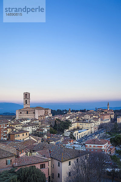 Italien  Umbrien  Perugia  Blick auf das Stadttal und die umliegenden Hügel bei Sonnenuntergang