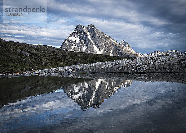 Grönland  Sermersooq  Kulusuk  Schweizer Alpen  Berg  der sich im Wasser spiegelt