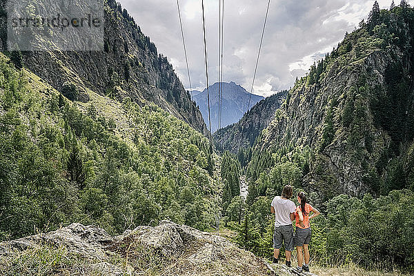 Schweiz  Wallis  Rückblick Ehepaar bei einer Wanderung in den Bergen auf dem Massaweg