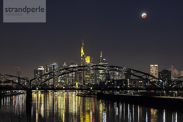 Deutschland  Frankfurt am Main  Blick auf beleuchtete Skyline mit Deutschherrn-Brücke bei totaler Mondfinsternis