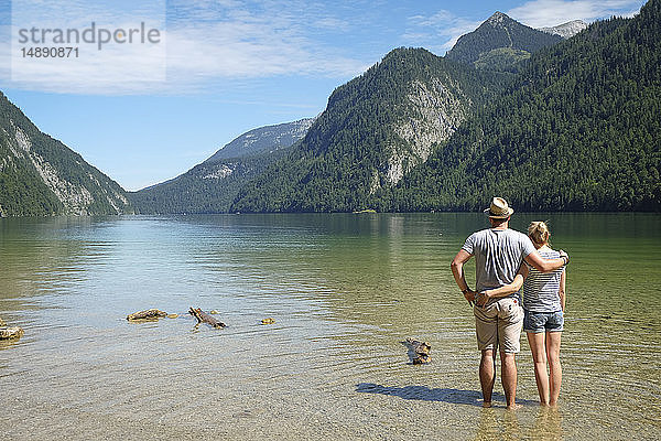 Deutschland  Bayern  Königssee  Paar im See stehend