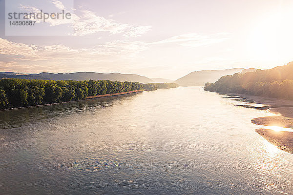 Österreich  Niederösterreich  Donau bei Sonnenaufgang