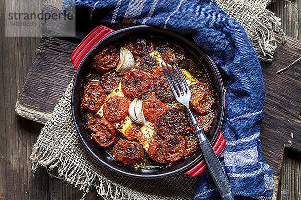 Gegrillter Feta-Käse mit Tomaten und Knoblauch