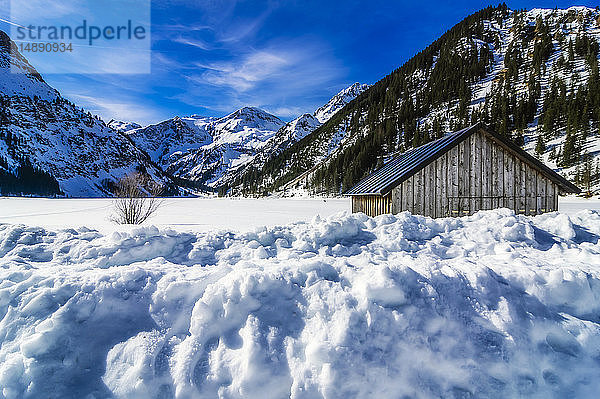 Österreich  Tirol  Tannheimer Tal  Scheune im Winter