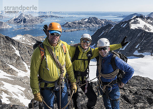 Grönland  Sermersooq  Kulusuk  Schweizer Alpen  Porträt glücklicher Bergsteiger auf dem Gipfel