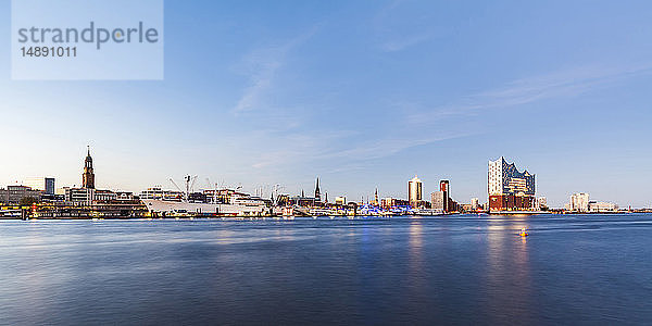 Deutschland  Hamburg  Skyline mit Elbphilharmonie und HafenCity