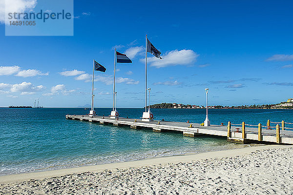 Karibik  Antillen  Sint Maarten  Bucht von Philipsburg  Anlegesteg mit Flaggen