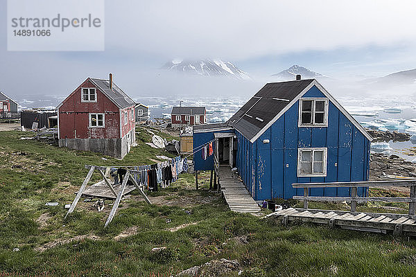 Grönland  Sermersooq  Kulusuk  Holzhütten am Ufer