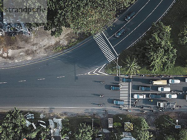 Indonesien  Bali  Sanur  Luftaufnahme von Autos und Motorrädern auf der Straße