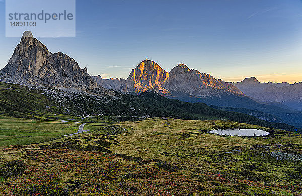 Italien  Venetien  Dolomiten  Giau-Pass  Croda del Becco  Tofana und Gusela bei Sonnenaufgang