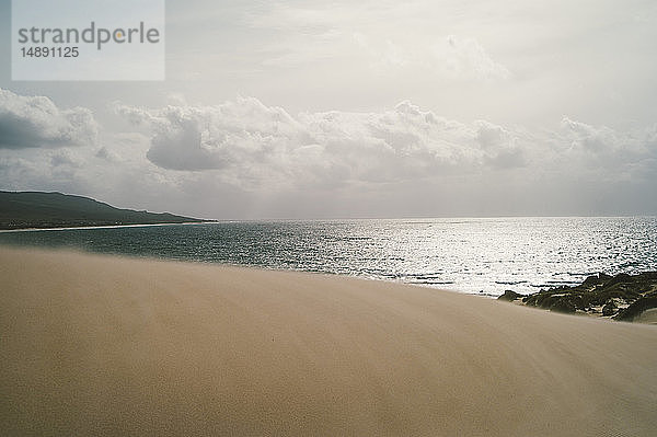 Spanien  Tarifa  Blick von der Sanddüne auf das Meer