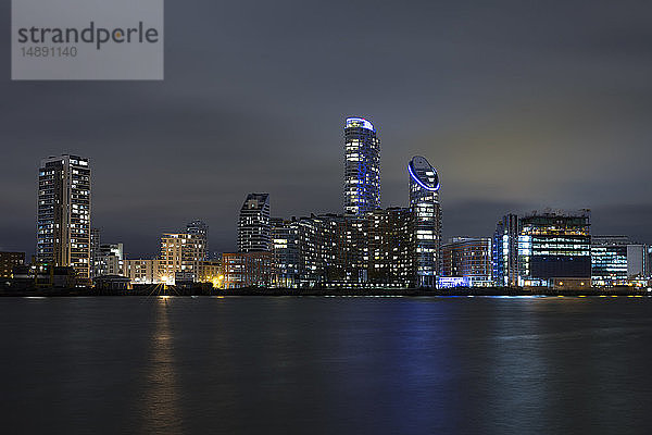 Vereinigtes Königreich  England  London  Docklands  Isle of Dogs  moderner Wohnturm und Bürogebäude an der Themse bei Nacht