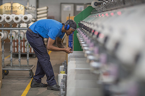 In der Fabrik arbeitender Mann