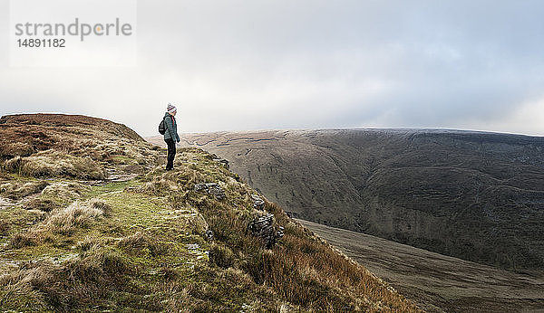 UK  Wales  Brecon Beacons  Craig y Fan Ddu  Frau beim Wandern in hügeliger Landschaft