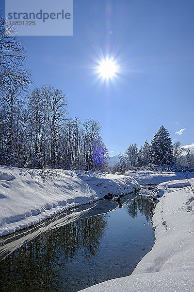 Deutschland  Bayern  Oberbayern  Isartal  Lenggries  Isar im Winter gegen die Sonne