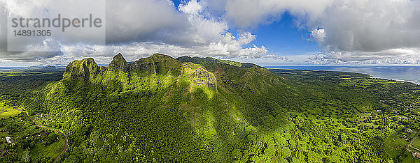 USA  Hawaii  Kauai  Berg Kalalea  Loch im Berg  Luftaufnahme