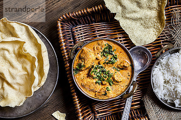 Indisches Butterhuhn mit Papadam und Reis